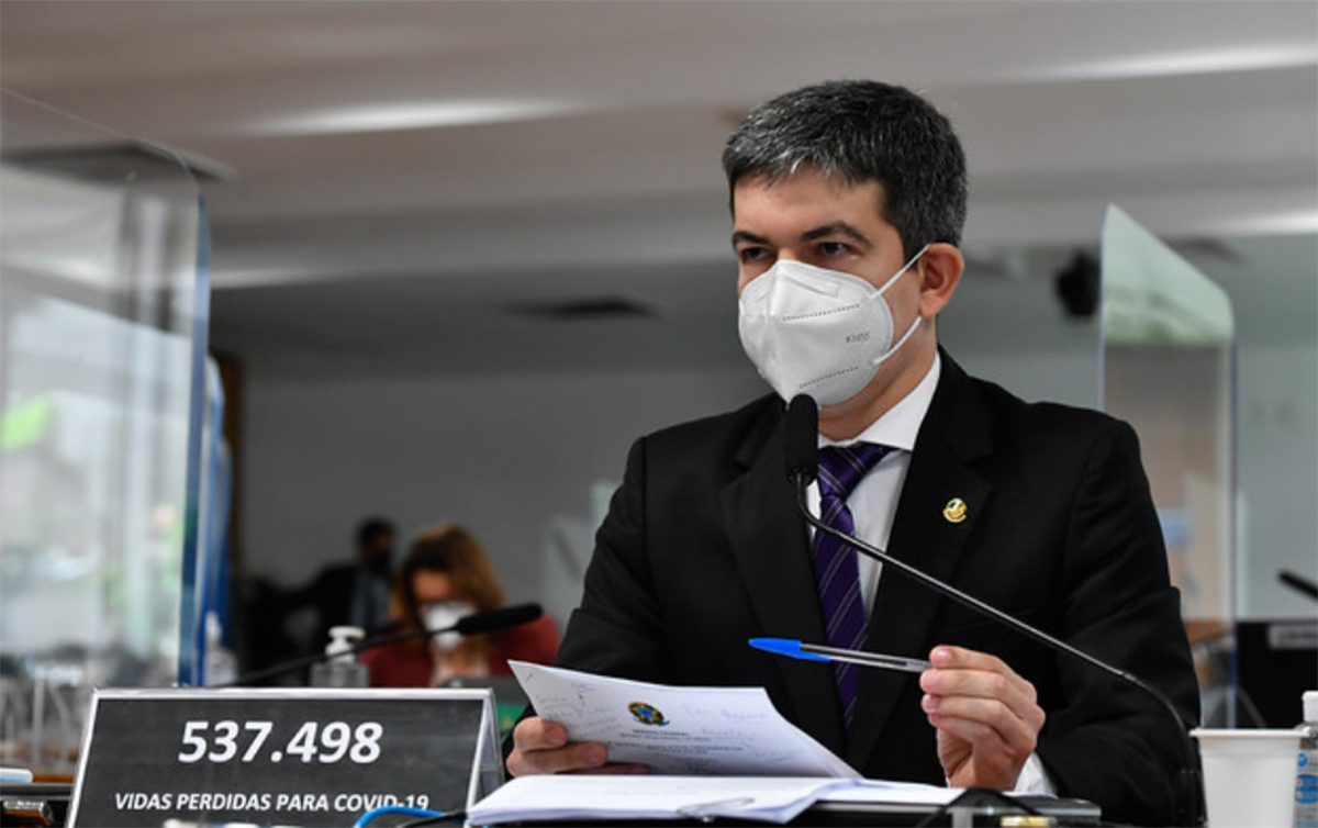 Randolfe apresenta queixa-crime contra Bolsonaro por mentir nas redes sociais